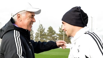 Ancelotti saluda a Fede Valverde a la llegada del uruguayo a su primer entrenamiento con el Real Madrid después del Mundial.