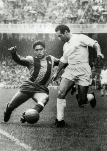 El 6 de abril de 1968 falleció Benitez, jugador uruguayo del Barcelona, dos días antes del gran choque que enfrentaba al conjunto azulgrana con el Real Madrid. La causa oficial de la muerte fue una intoxicación alimenticia con mejillones.
Julio Benítez era uno de los pocos que tenía cogida la medida a Paco Gento (ambos en la imagen).