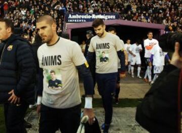 Los jugadores del Barcelona con una camiseta dando ánimos a Tito tras su última recaída en diciembre del 2012.