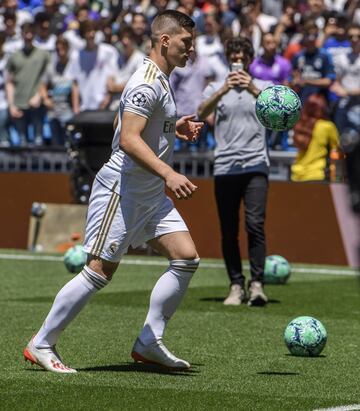 El jugador Serbio Jovic durante su presentación. 