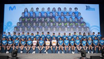 Foto de familia de los equipos del Movistar y todos los corredores que han vestido el maillot del equipo en los &uacute;ltimos 10 a&ntilde;os.
 
 
 
 