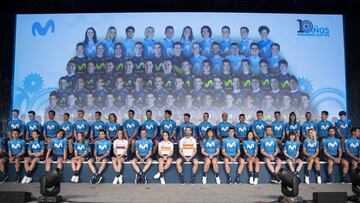 Foto de familia de los equipos del Movistar y todos los corredores que han vestido el maillot del equipo en los últimos 10 años.