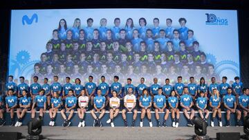 Foto de familia de los equipos del Movistar y todos los corredores que han vestido el maillot del equipo en los &uacute;ltimos 10 a&ntilde;os.
 
 
 
 