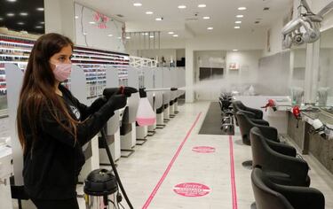 Coronavirus: Italy to end national lockdown on 3 June