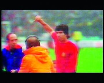 En el partido de clasificación para el Mundial de Argentina 1978 entre Yugoslavia y España, Juanito sufrió un botellazo en su cambio. Al público no le gustó su gesto con el pulgar hacia abajo recordando la derrota de los yugoslavos.