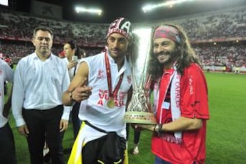 Estadio Sánchez Pizjuán. Beto y el cantante El Arrebato.