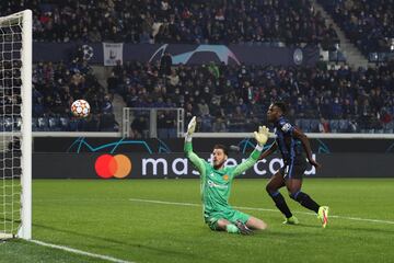 El delantero colombiano anotó un gol y realizó una asistencia en el empate 2-2 de Atalanta frente al Manchester United en Champions League.