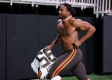 Fue un terror en las trincheras con 12 capturas de quarterback y cuatro fumbles forzados.