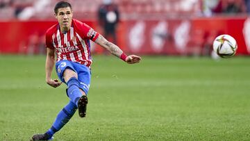 Uros Djurdjevic golpea el balón durante un partido del Sporting de Gijón.