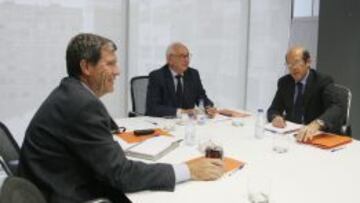 Aurelio Mart&iacute;nez, a la izquierda, Vicente Andreu, en el centro, y Manuel Llorente, a la derecha, durante la reuni&oacute;n.