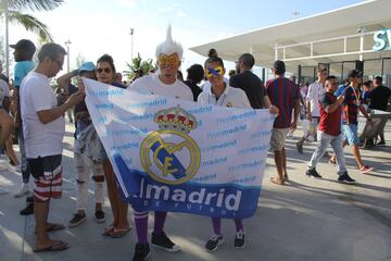 Los aficionados colmaron el Hard Rock Stadium de Miami para disfrutar de El Clásico entre Real Madrid y Barcelona.