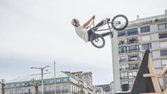 El rider espa&ntilde;ol de BMX Sergio Layos volando en Vigo durante la &uacute;ltima edici&oacute;n de O Marisqui&ntilde;o. 