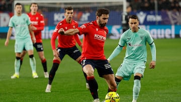PAMPLONA, 03/01/2026.- El centrocampista del Athletic Alex Berenguer (d) presiona al centrocampista de Osasuna Jon Moncayola (2d) durante el encuentro correspondiente a la jornada 18 de LaLiga EA Sports entre el CA Osasuna y el Athletic Club de Bilbao en El Sadar, Pamplona, este sábado. EFE/ Villar López