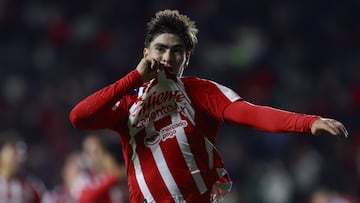 AME4955. PACHUCA (MÉXICO), 02/11/2025.- Armando González de Guadalajara celebra un gol este domingo, en un partido de la Liga MX entre Pachuca y Guadalajara en el estadio Hidalgo, en Pachuca (México). EFE / David Martínez Pelcastre