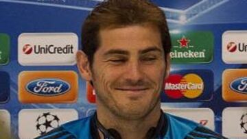 <b>AL ALZA. </b>Kaká saluda a los aficionados a su llegada al hotel de concentración del equipo.