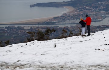 Numerosos donostiarras se han acercado este martes al monte Jaizkibel, en la vecina localidad de Lezo, para disfrutar de las primeras nevadas y las vistas de la playa de Hendaia (Francia). 