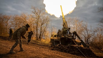Ukrainian servicemen fire a 2S7 Pion self-propelled gun at a position, as Russia's attack on Ukraine continues, on a frontline in Kherson region, Ukraine November 9, 2022. REUTERS/Viacheslav Ratynskyi