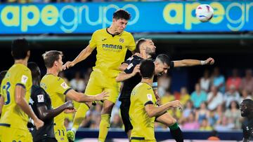 VILLARREAL (CASTELLÓN),  13/08/2023.- El defensa del Villarreal Jorge Cuenca (c) marca el 1-1 durante el partido de LaLiga que Villarreal CF y Real Betis disputan este domingo en el estadio de La Cerámica en Villarreal. EFE/Andreu Esteban
