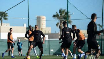 El equipo de Rafa Benitez, durante su segunda sesión de preparación en España.