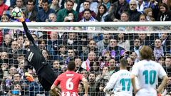 Atletico Madrid&#039;s Slovenian goalkeeper Jan Oblak saves a ball during the Spanish league football match between Real Madrid CF and Club Atletico de Madrid at the Santiago Bernabeu stadium in Madrid on April 8, 2018. / AFP PHOTO / JAVIER SORIANO