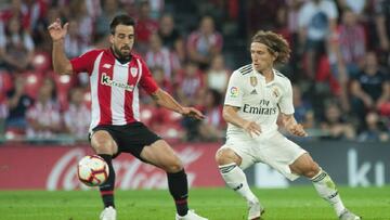 Beñat, jugador del Athletic, ante Modric.