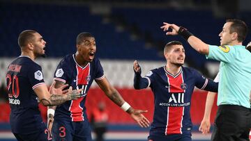 (LtoR) Paris Saint-Germain's French defender Layvin Kurzawa, Paris Saint-Germain's French defender Presnel Kimpembe and Paris Saint-Germain's Italian midfielder Marco Verratti argue with French referee Ruddy Buquet during the French L1 foot