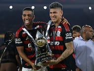 RIO DE JANEIRO, BRAZIL - DECEMBER 03: Wallace Yan and Jorge Carrascal of Flamengo celebrate with the trophy after winning the championship following the Brasileirao 2025 match between Flamengo and Ceara at Maracana Stadium on December 03, 2025 in Rio de Janeiro, Brazil. (Photo by Buda Mendes/Getty Images)