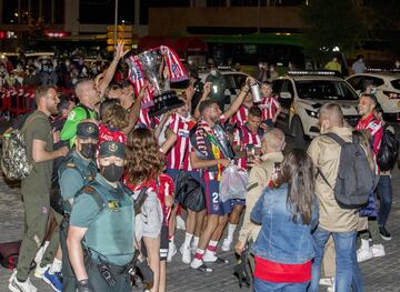 Seguidores y jugadores del Atltico celebran LaLiga