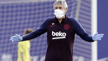 Quique Setién, en un entrenamiento con mascarilla.