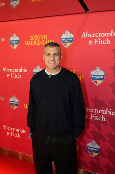 Christian Vieri posa en la alfombra roja previa al partido.