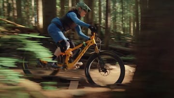 Betty Birrell realizando un descenso en Mountain Bike por Vancouver North Shore (British Columbia, Canad&aacute;), con 73 a&ntilde;os. 