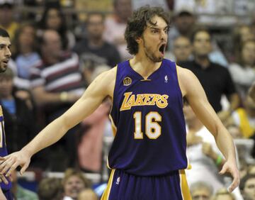 Cuando llamaron a Pau Gasol al despacho de los Grizzlies para comunicarle que iba a ser traspasado a los Lakers, la sensaci¨®n fue de alegr¨ªa. Salir de un proyecto que no daba sus frutos y que apostaba cada vez m¨¢s por Rudy Gay y menos con ¨¦l, para ir al mercado m¨¢s grande de la NBA, era justo lo que el espa?ol buscaba. Aterriz¨® en Los Angeles a cambio de Kwame Brown, Javaris Crittenton, Aaron McKie, los derechos sobre su hermano Marc Gasol y dos primeras rondas del draft de 2008 y 2010. Pau debut¨® con los Lakers en un partido ante los Nets, con apenas unos apuntes del tri¨¢ngulo ofensivo de Phil Jackson en sus manos. Consigui¨® 24 puntos, 12 rebotes y 4 asistencias. Ese a?o, los angelinos cayeron en las Finales contra los Celtics. En 2009 y 2010, ganaron el anillo. Y Pau se convirti¨® en leyenda.