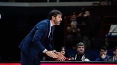 MILAN, ITALY - DECEMBER 29: Álex Mumbrú head coach of Valencia Basket in action during the 2022-23 Turkish Airlines EuroLeague Regular Season Round 16 game between EA7 Emporio Armani Milan and Valencia Basket at Mediolanum Forum on December 29, 2022 in Milan, Italy. (Photo by Roberto Finizio/Getty Images)