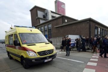 Personal de los servicios de emergencia y la polic¨ªa belga en los alrededores del aeropuerto de Bruselas.