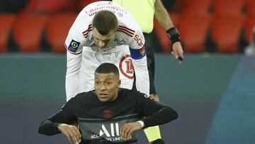 Momento en el que Mbappé ve la tarjeta amarilla.