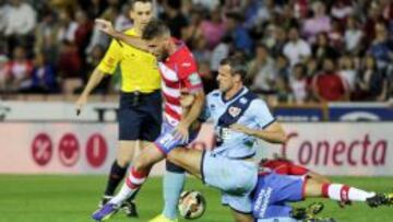 REAPARICIÓN. Amaya pugna con Ortuño en su debut con el Rayo en esta temporada.