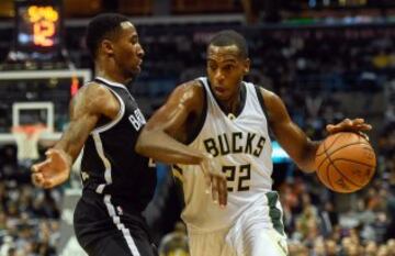 Khris Middleton y Rondae Hollis-Jefferson.