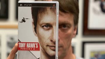 Tony Hawk con la crátula de su juego para PSP Tony Hawk's Project.