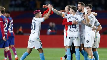 BARCELONA, 10/12/2023.- Los jugadores del Girona celebran la victoria de su equipo al término del encuentro correspondiente a la jornada 16 de primera división que FC Barcelona y Girona disputan hoy Domingo en el estadio Olímpico Lluis Companys, en Barcelona. EFE/ Andreu Dalmau