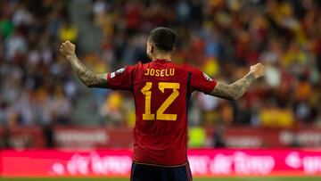 MÁLAGA, 25/03/2023.- El delantero de la selección española de fútbol Joselu celebra tras marcar el tercer gol ante Noruega, durante el partido clasificatorio de la Eurocopa 2024 que España y Noruega han disputado este sábado en el estadio de La Rosaleda, en Málaga. EFE/Carlos Díaz
