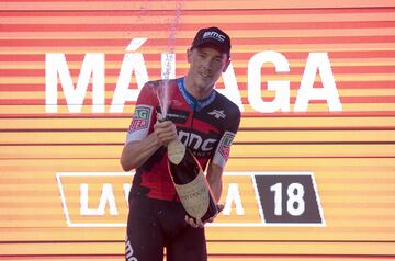 Rohan Dennis en el podio celebrando su victoria en la primera etapa.