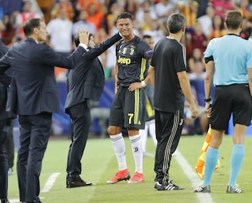 Ronaldo talks to Marcelino after being sent off