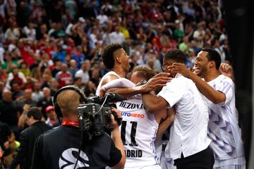 Los jugadores del Real Madrid celebrando su victoria en la final de la Euroliga de Baloncesto entre Olympiacos Piraeus y Real Madrid en Kaunas, Lituania.
