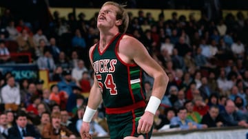 Kent Benson (número 1 del draft de 1977 por Milwaukee Bucks): no es fácil ser el número 1 del draft en el que fue elegido Bernard King. Y menos si eres un pívot de casi 2,10 que había tenido un enorme éxito en la Universidad de Indiana para no llegar jamás en la NBA a desplegar su potencial.