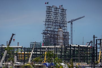 La refiner赤a de petr車leo Olmeca Dos Bocas en M谷xico tiene la capacidad de procesar 340.000 barriles de crudo al d赤a, y supone un 20% de la capacidad de refinamiento de petr車leo del pa赤s