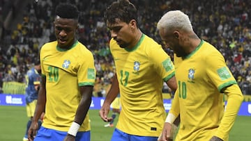 Vinicius, Paquetá y Neymar bailan durante un partido con Brasil.