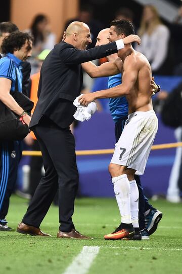 Su primer gran título llegó el 28 de mayo de 2016 tras ganar en Milán al Atlético de Madrid la undécima Champions. En la foto, Zidane celebra la victoria con Cristiano Ronaldo.