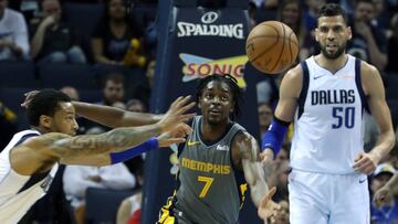 AME7810. MEMPHIS (ESTADOS UNIDOS), 07/04/2019.- Justin Holiday (c) de los Memphis Grizzlies en acción ante Trey Burke (i) de Dallas Mavericks, durante un partido de NBA celebrado este domingo en el FedEx Forum, en Memphis, Tennessee (Estados Unidos). EFE/ Karen Pulfer Focht