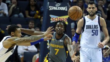 AME7810. MEMPHIS (ESTADOS UNIDOS), 07/04/2019.- Justin Holiday (c) de los Memphis Grizzlies en acci&oacute;n ante Trey Burke (i) de Dallas Mavericks, durante un partido de NBA celebrado este domingo en el FedEx Forum, en Memphis, Tennessee (Estados Unidos). EFE/ Karen Pulfer Focht