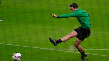 Matheus Aias, del Racing, rematando a puerta en un entrenamiento en La Albericia.
